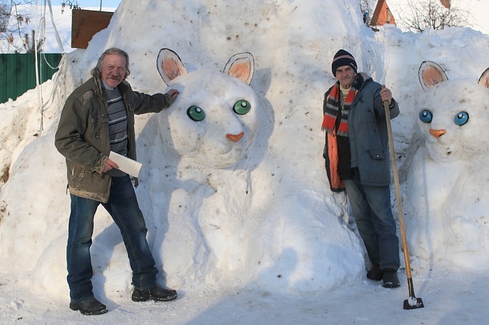 Снежный тигр и тигрята: ярославец завершил работу над зимней скульптурой