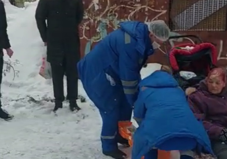 Медики вытирали кровь: на пенсионерку в Ярославле упала глыба льда