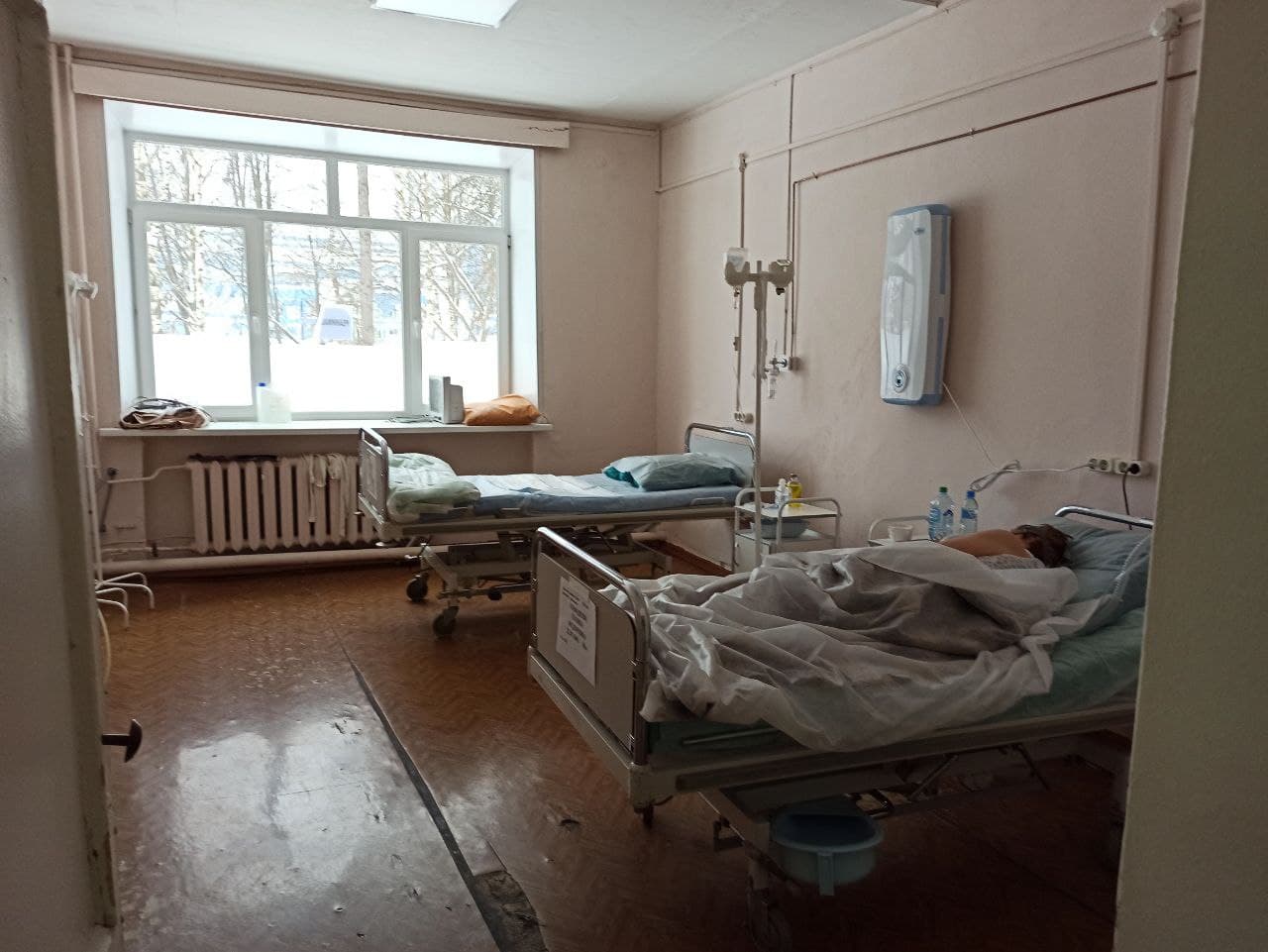 «Свободных коек все меньше»: фоторепортаж из красной зоны ковидной больницы в Ярославле