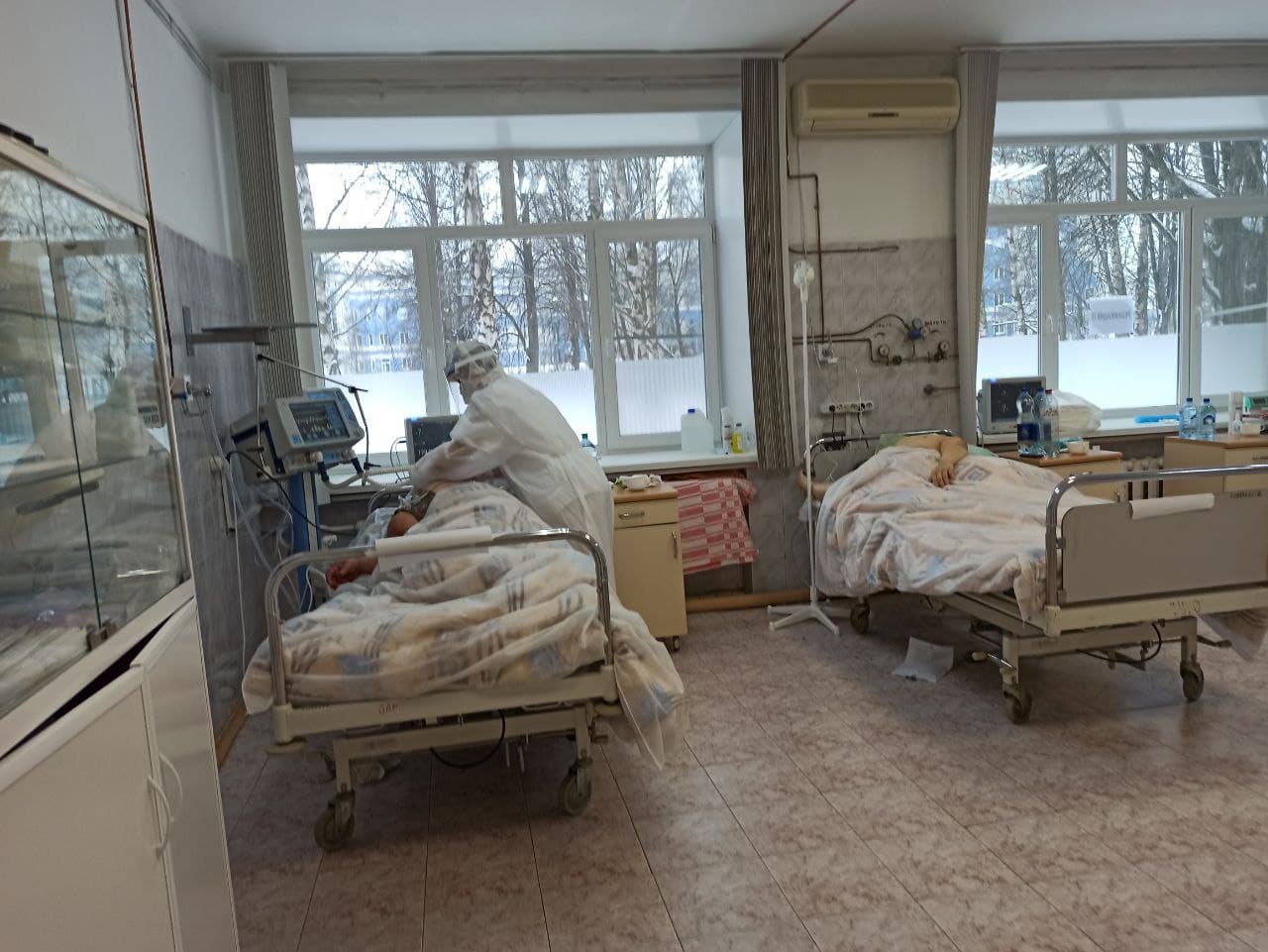 «Свободных коек все меньше»: фоторепортаж из красной зоны ковидной больницы в Ярославле