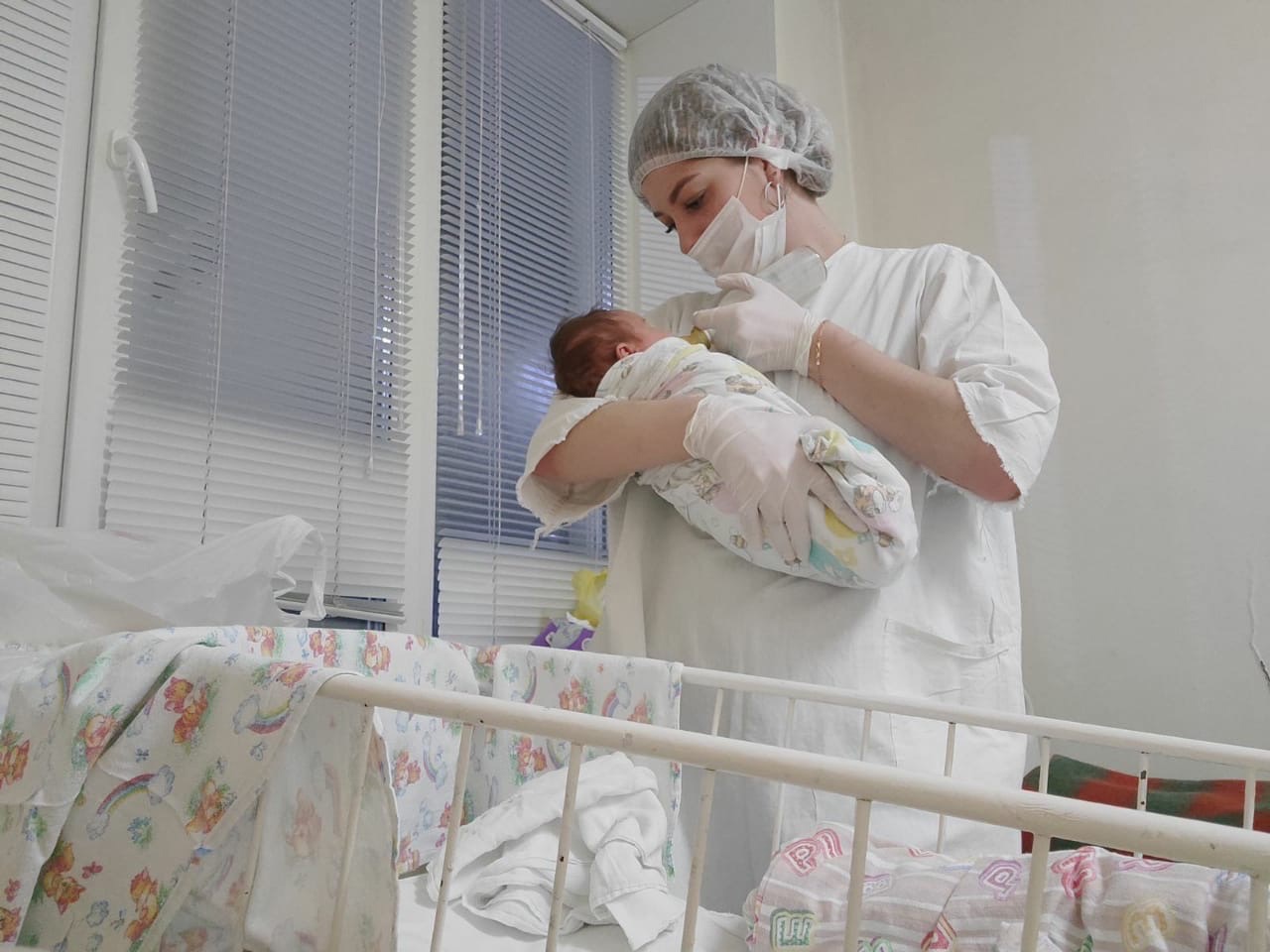 Смены по 16 часов: как студенты-медики из Ярославля помогают врачам с младенцами