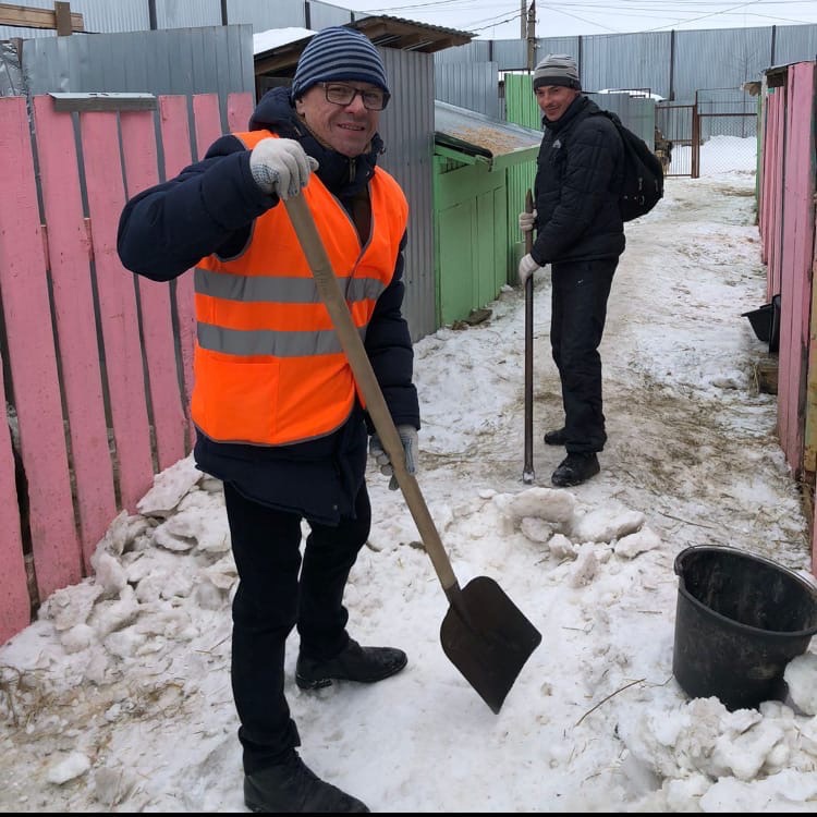 Жители Тутаева помогли местному приюту для животных расчистить снег и лед