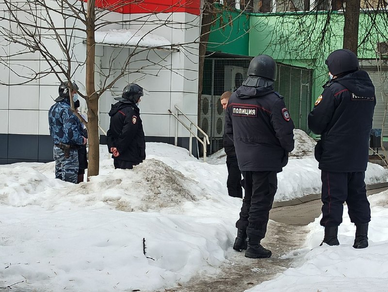 Полиция, МЧС и скорая окружили банк в центре Ярославля: что происходит