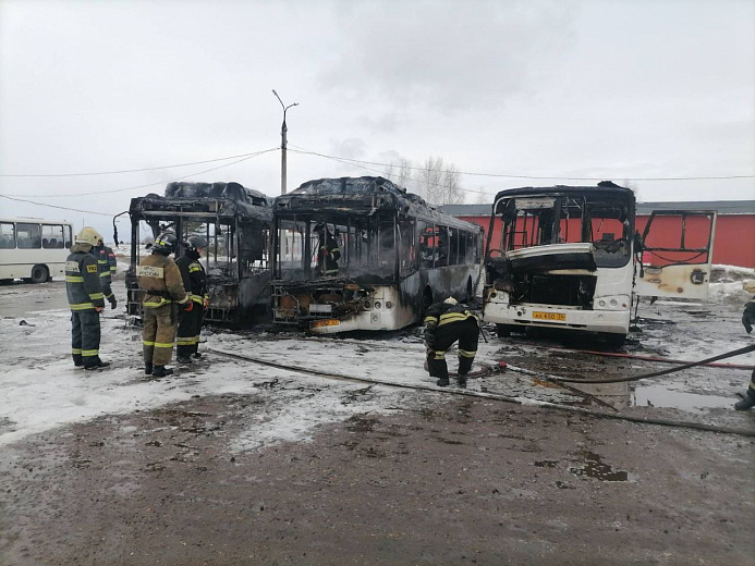 В Ярославле на территории ПАТП-1 сгорело три автобуса