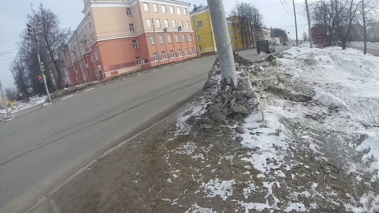 Внимание, водители! В центре Ярославля столб может рухнуть на проезжую часть