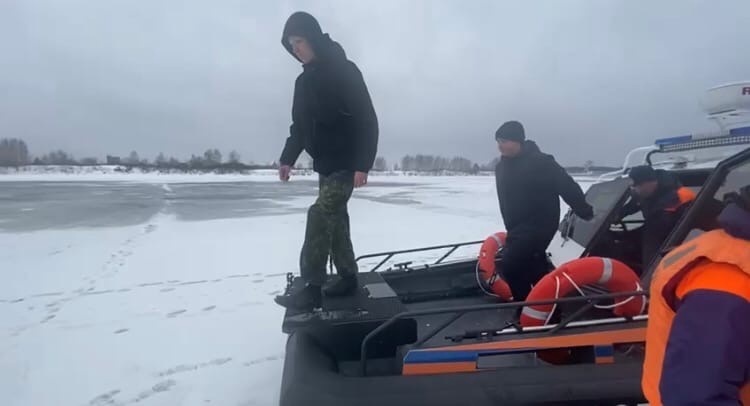Лед тронулся под ногами: в Ярославской области спасли двух подростков