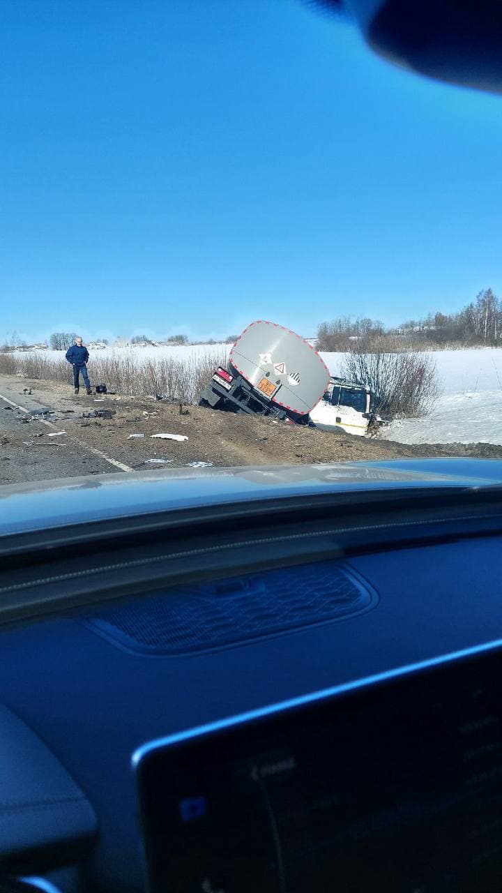 Автомобили вылетели с трассы»: очевидцы рассказали о серьезной аварии под  Ярославлем | Первый ярославский телеканал