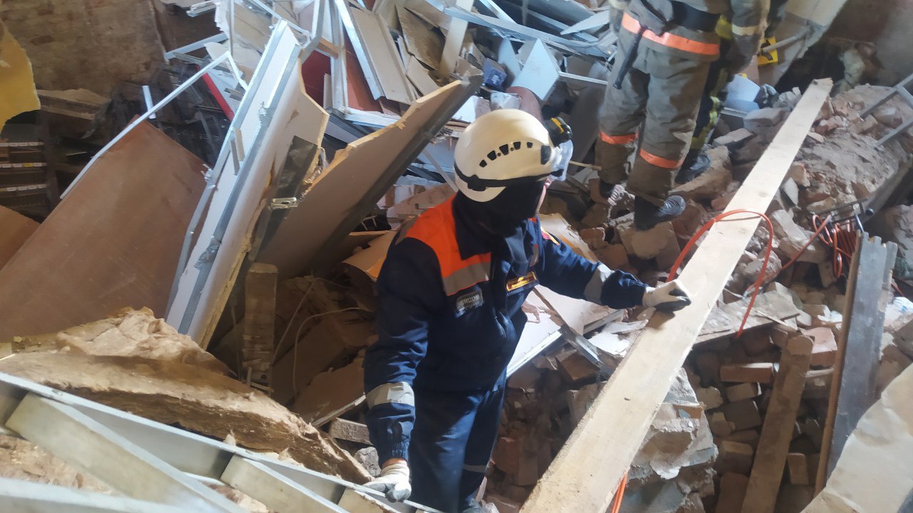 Трое под наблюдением медиков, подозреваемый задержан: последствия обрушения здания в центре Ярославля