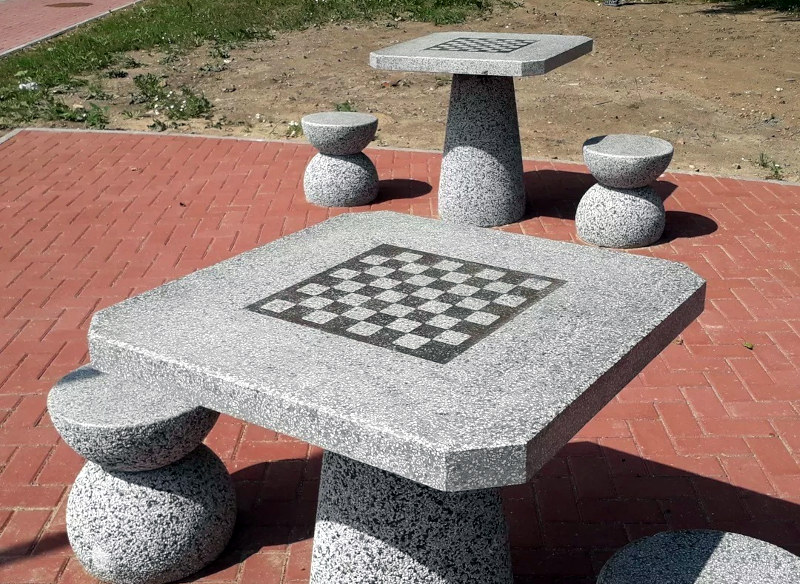 Мраморные столы для игры в шахматы, скамейки и светильники: в Ярославской области благоустроят парк на Волжской набережной