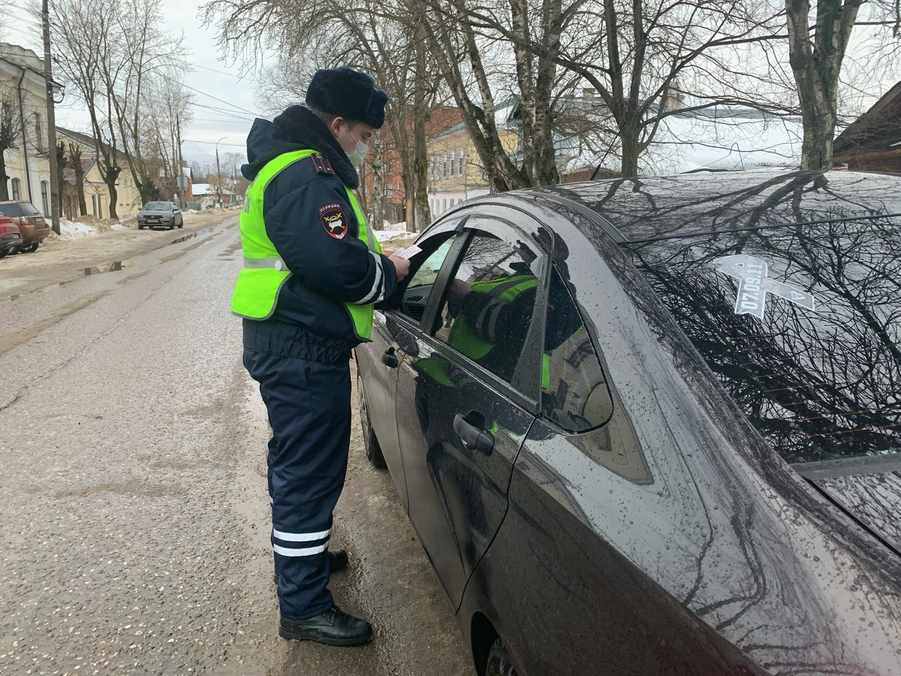 В 2022 году сотрудникам ГИБДД в Ярославской области 13 раз пытались дать  взятку | Первый ярославский телеканал