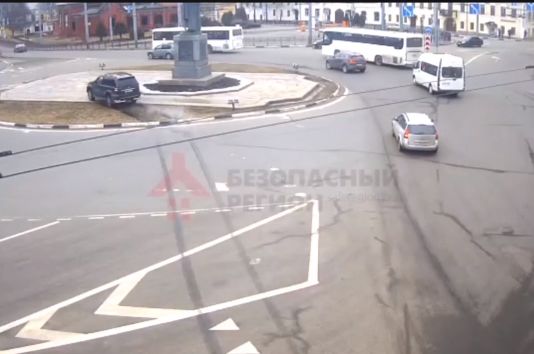 Удирал по газонам: погоня в центре Ярославля попала на камеры видеонаблюдения
