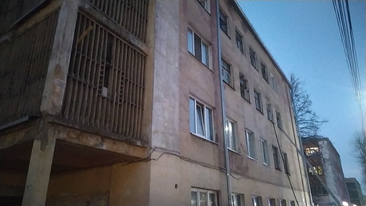 Детей выносили на руках: подробности крупного пожара в жилом доме Ярославля