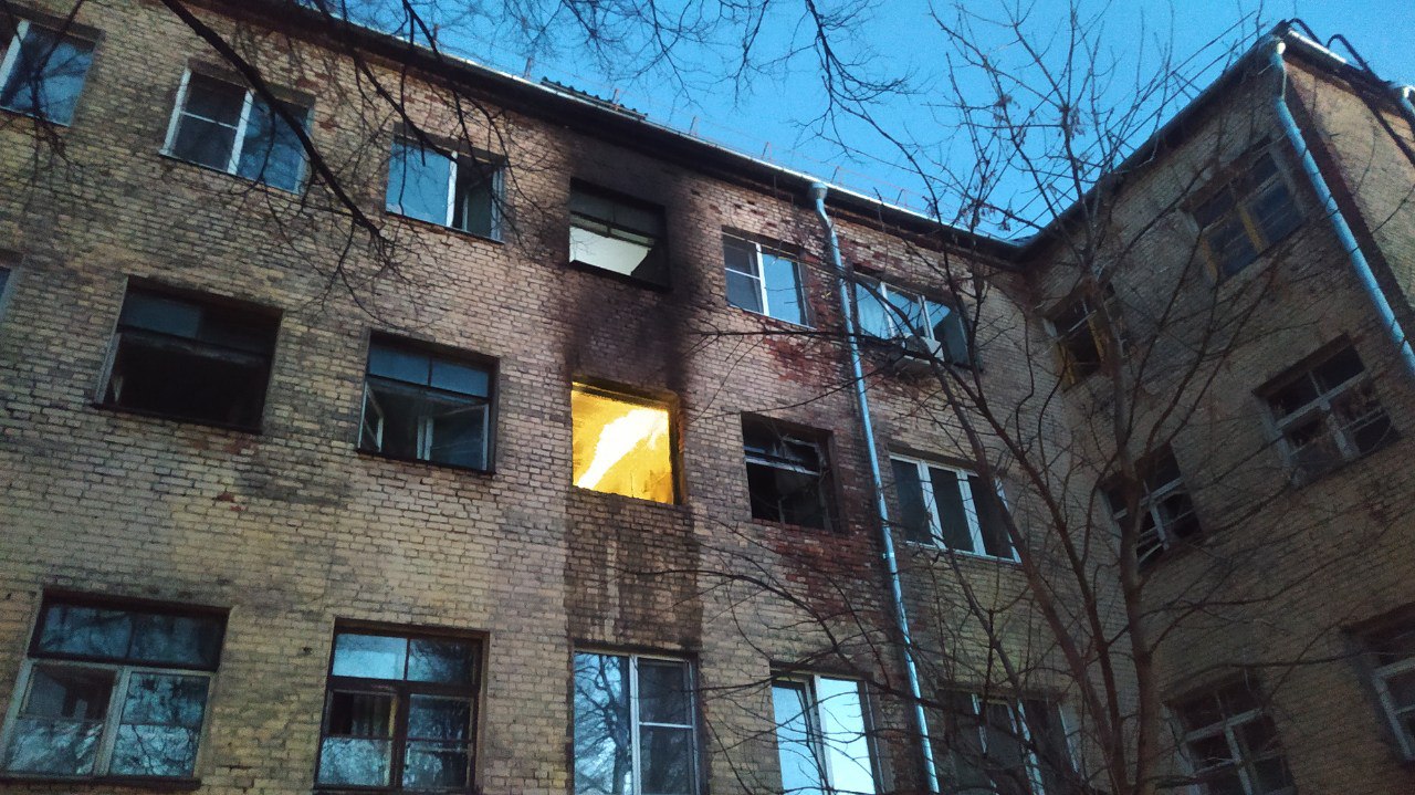 Детей выносили на руках: подробности крупного пожара в жилом доме Ярославля