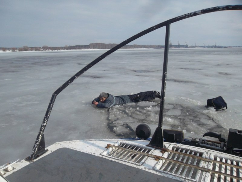 Очевидцы пытались его спасти: в полиции рассказали о провалившемся под лед жителе Ростова