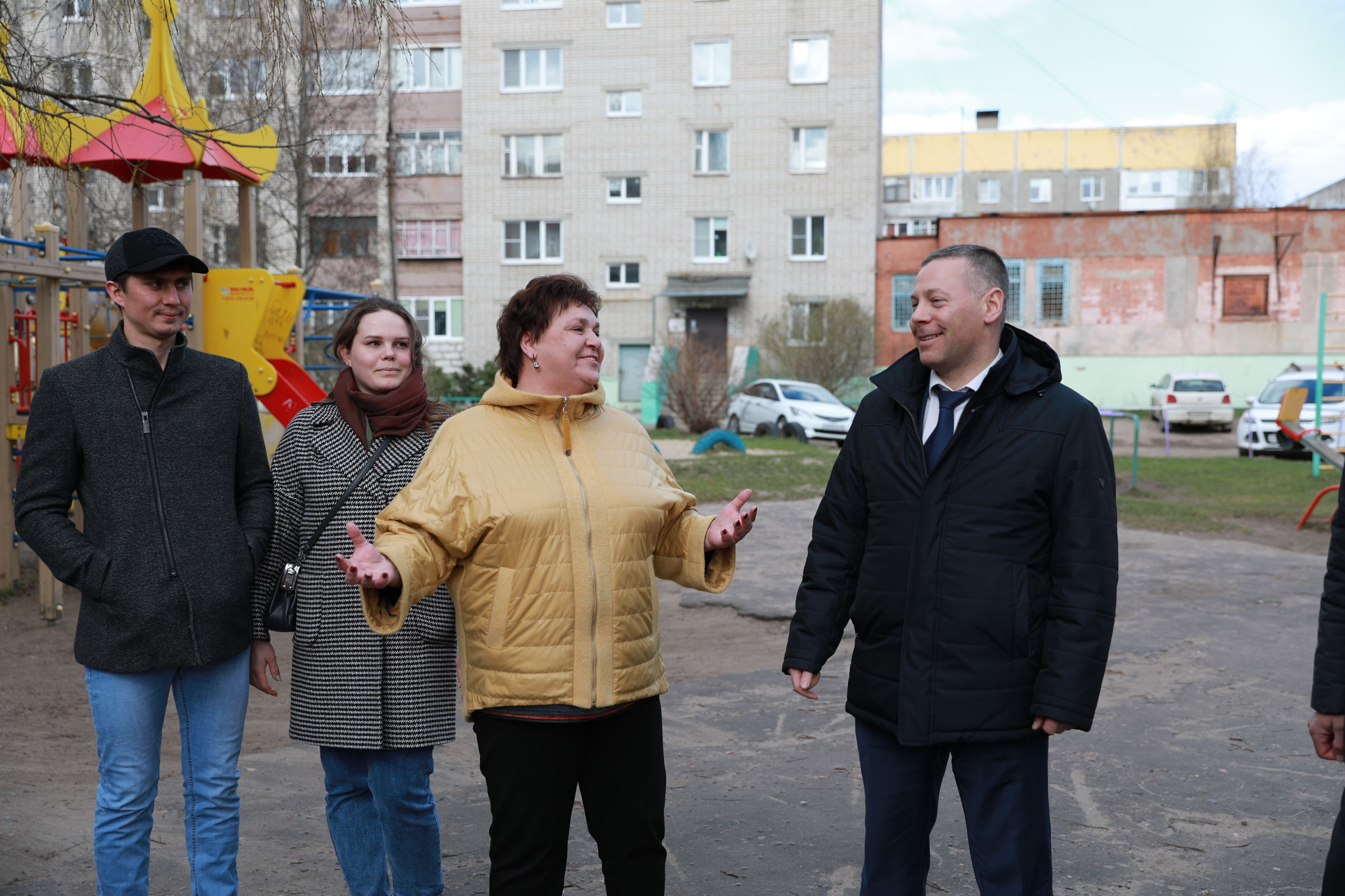 Михаил Евраев в ходе рабочей поездки в Ярославский район пообщался с  жителями Ивняков | Первый ярославский телеканал