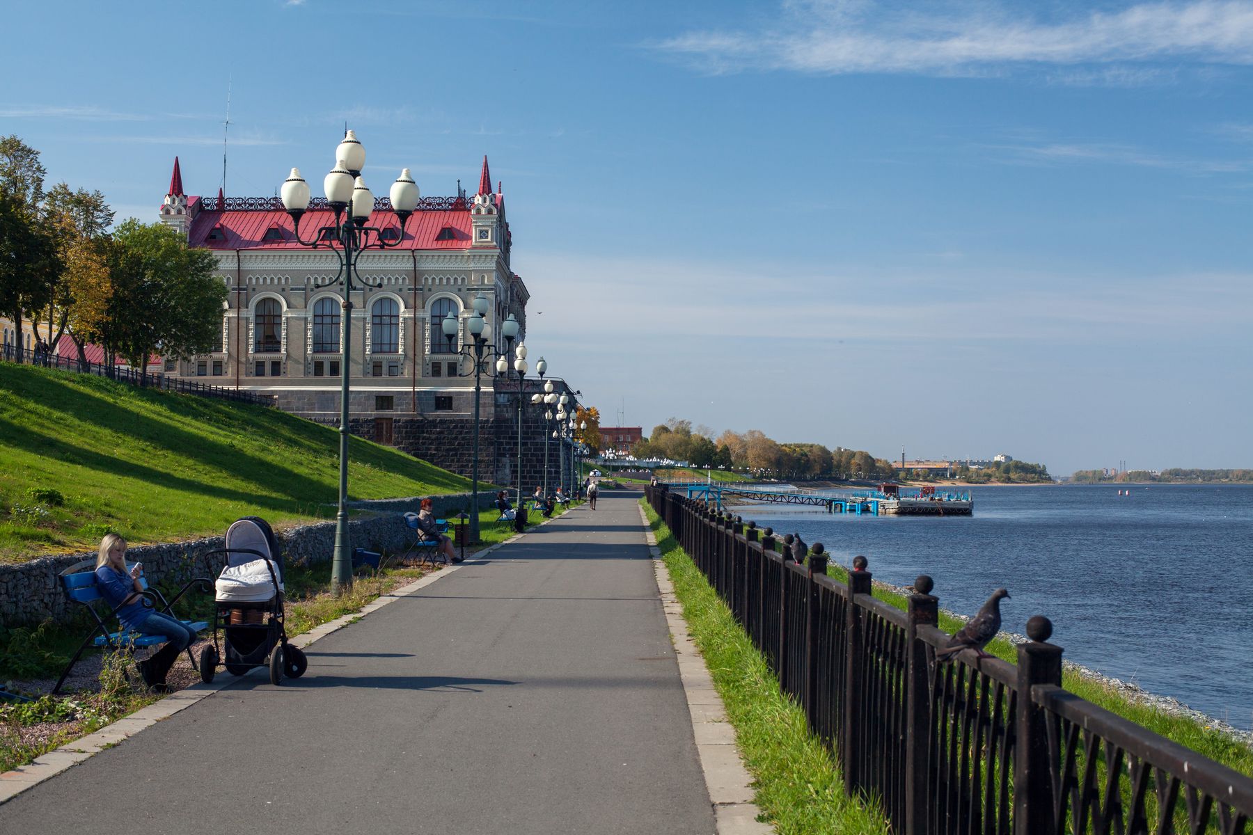 Рыбинск ярославская область набережная. Волжская набережная Рыбинск. Рыбинск набережная. Рыбинская набережная Рыбинск. Волжская набережная города Рыбинска.