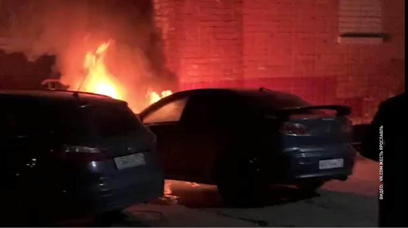 В Ярославле загорелся автомобиль