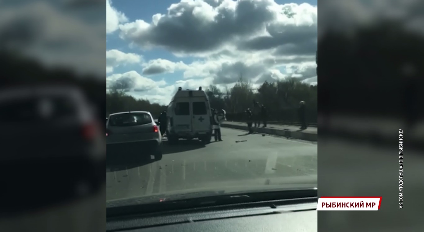 На окружной дороге под Рыбинском в ДТП перевернулась иномарка