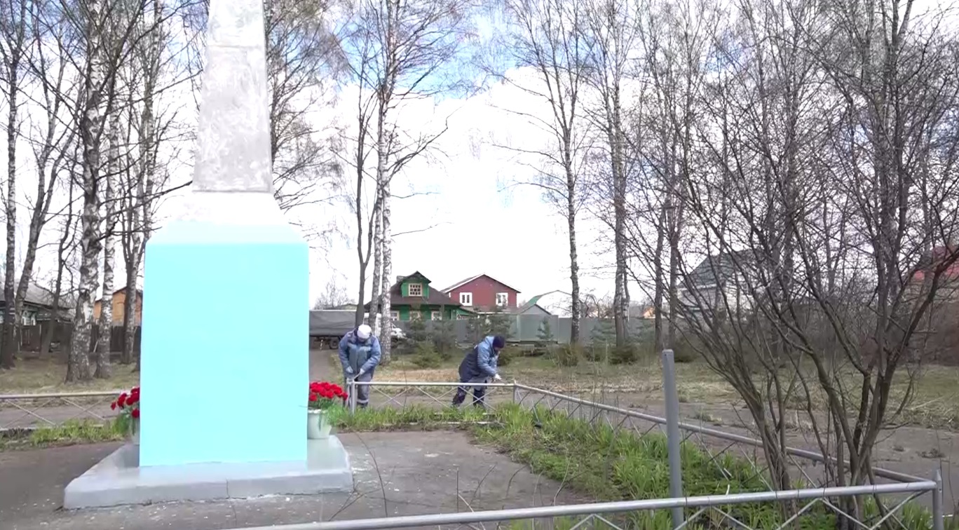 В Ярославле сотрудники Управдома Заволжского района приняли участие в благоустройстве памятника