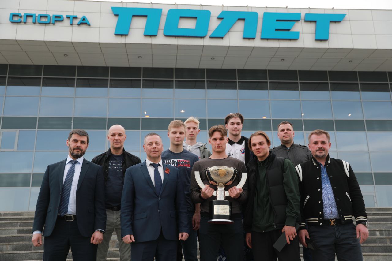 Михаил Евраев встретился с хоккеистами рыбинской команды «Полёт»