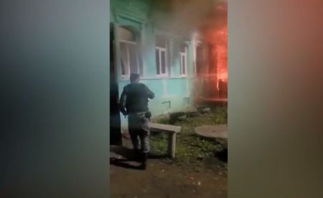 Стоял у входа в горящий дом: сотрудники Росгвардии пришли на помощь жителю Тутаева