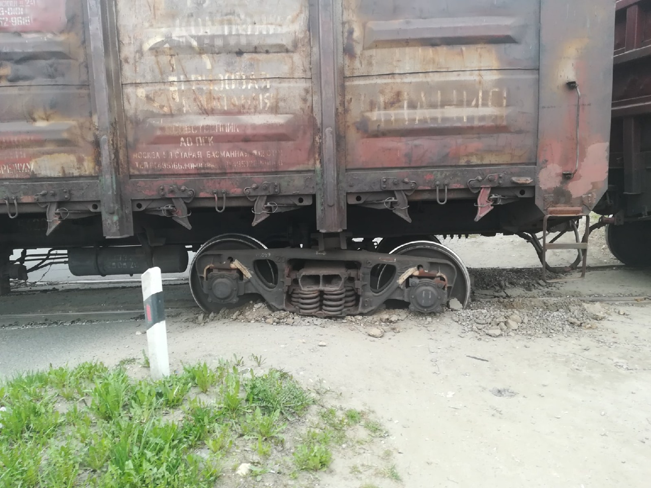 Образовалась пробка: в Дзержинском районе поезд сошел с рельсов