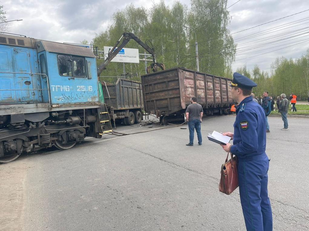 Назвали причину схода грузового состава с рельсов в Ярославле