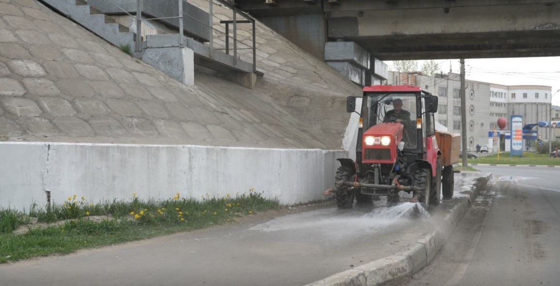 В Ярославле улицы начали очищать от пыли и грязи