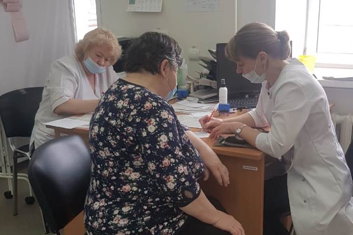 Пожилых ярославцев из сел привозят на обследование в районные больницы