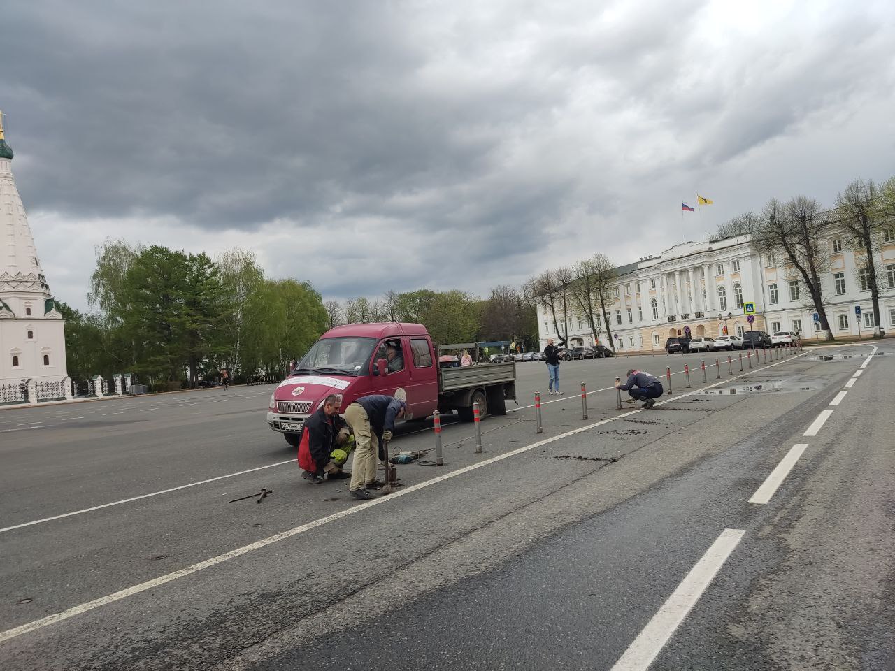 В Ярославле на Советской площади вновь устанавливают сигнальные столбики