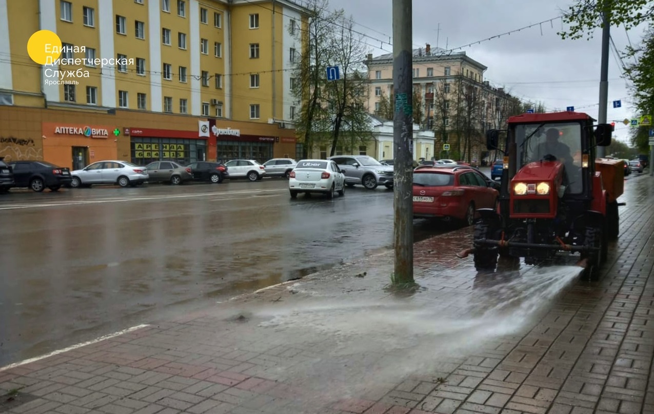 Ярославцам рассказали, почему дороги моют во время дождя