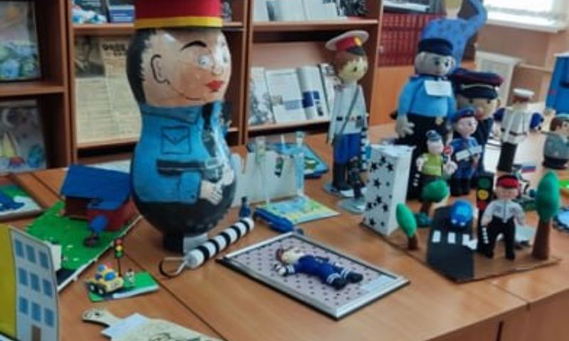 В Ярославле в детской библиотеке им. В.В.Терешковой открылась выставка творческих работ «Полицейский дядя Степа»