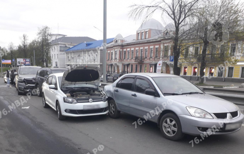 За рулем 17-летний: в Ярославле на Московском проспекте столкнулись пять автомобилей