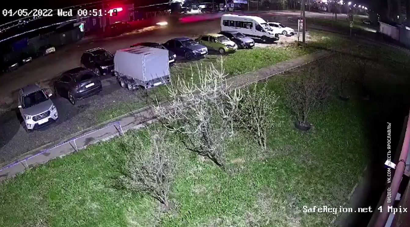 На улице Калинина легковушка протаранила припаркованные авто