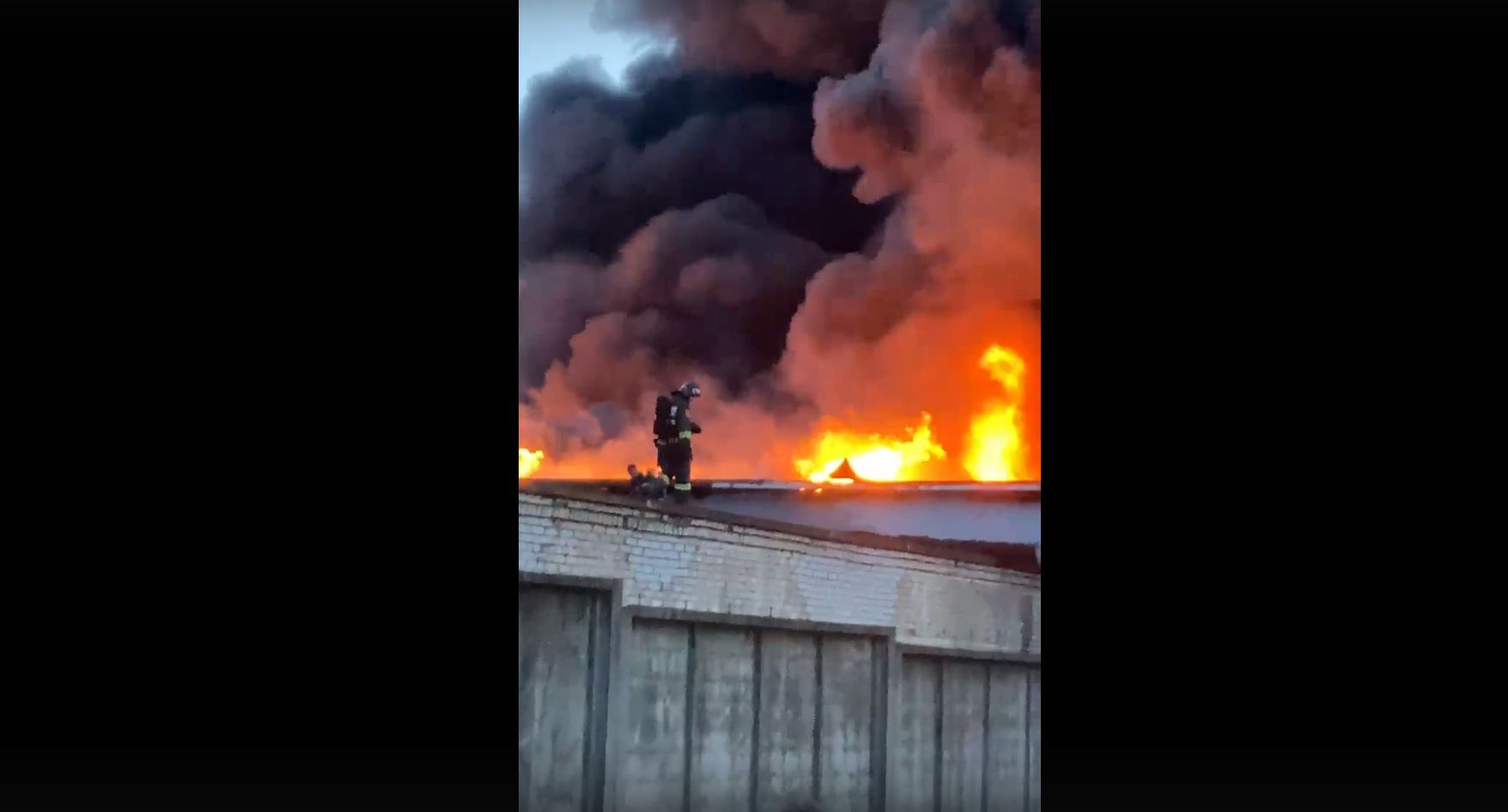 Пожар на заводе на Гагарина в Ярославле: стрим с места происшествия