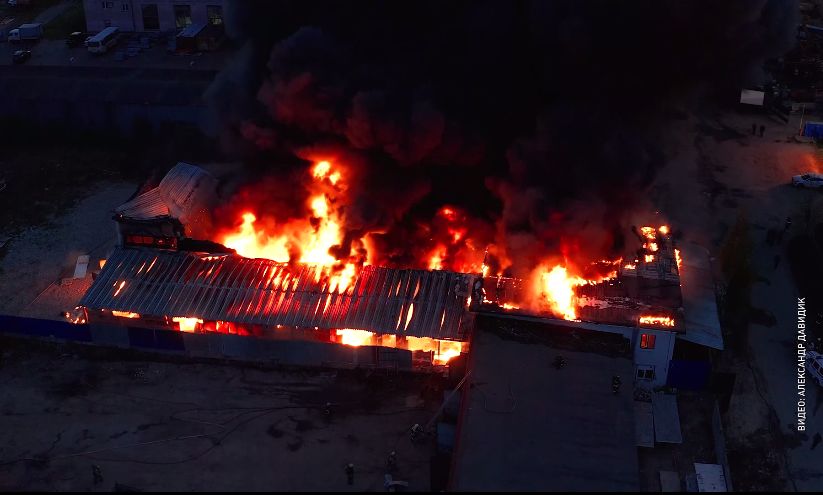 Спасатели до 4 утра боролись с огнем на ярославском заводе вентиляционных изделий