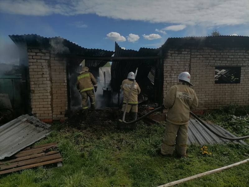 Добровольцы помогли потушить пожар на ярославской ферме