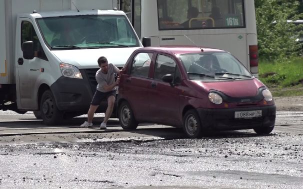После жалоб водителей в Ярославле проверили дорогу