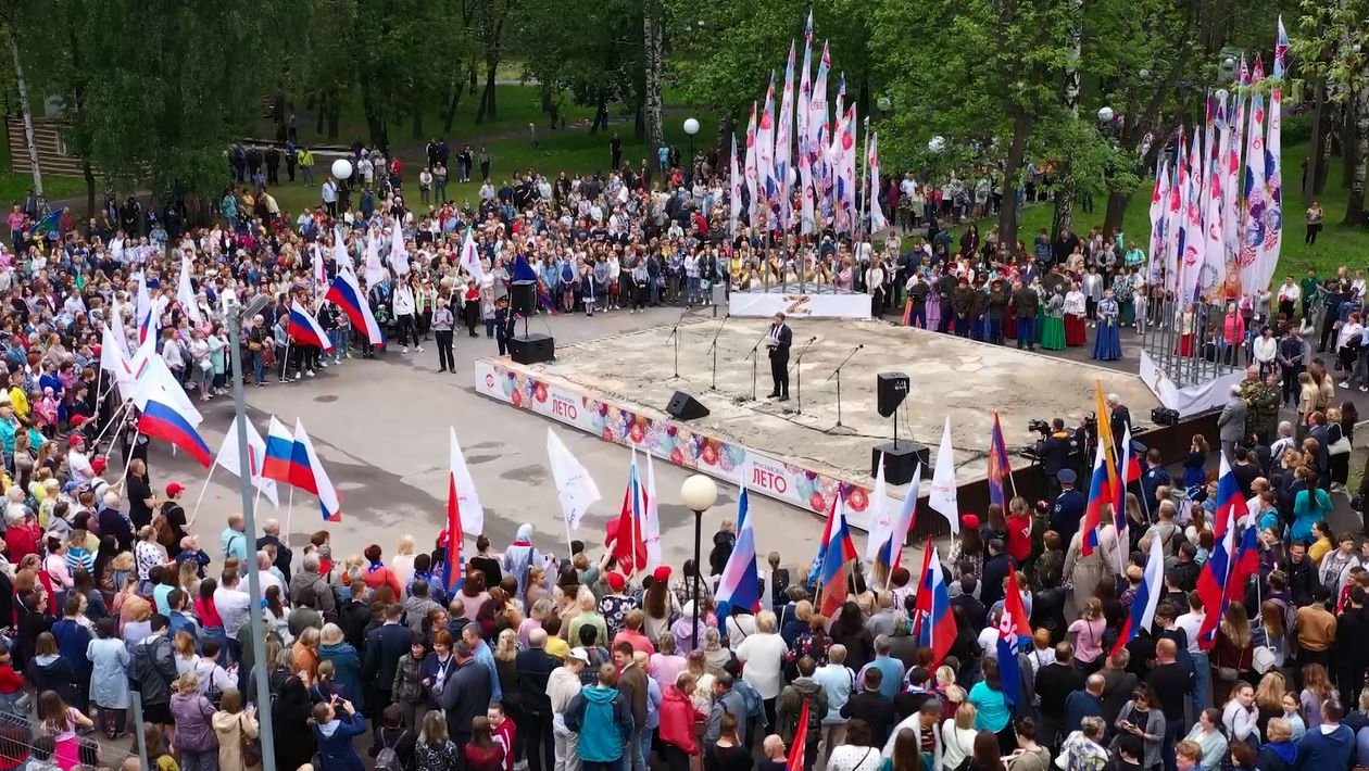 5 тысяч ярославцев приняли участие в митинге-концерт в поддержку Президента и Российской армии в Юбилейном парке