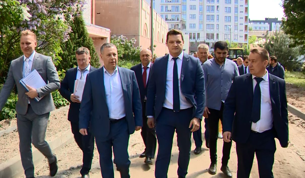 Михаил Евраев вместе с группой «губернаторского контроля» проверил ход работ во дворе в Ярославле