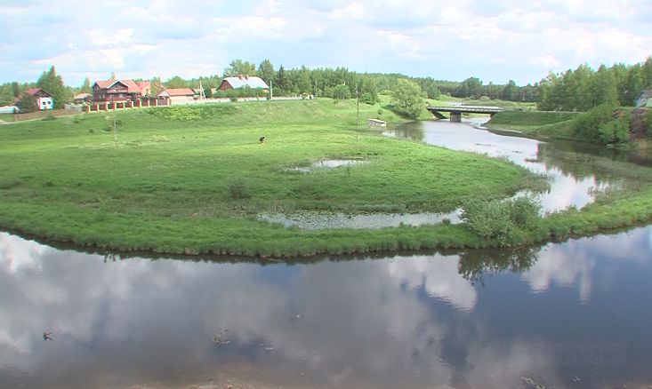 После дождичка … сползло: в соцсетях активно обсуждают фотографию обвалившегося участка земли вблизи реки в Некрасовском районе