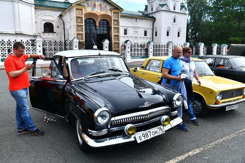 В Ярославле состоялось торжественное открытие ралли классических автомобилей «Медведь»