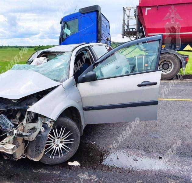 Пьяный водитель выехал на «встречку»: в Ярославской области столкнулись иномарка и грузовик