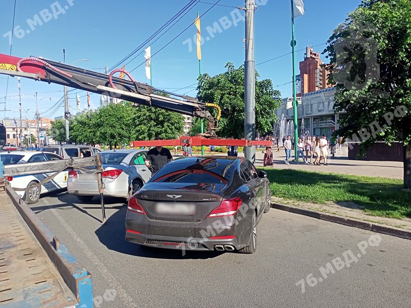 В центре Ярославля из-за нарушения парковки эвакуируют автомобили