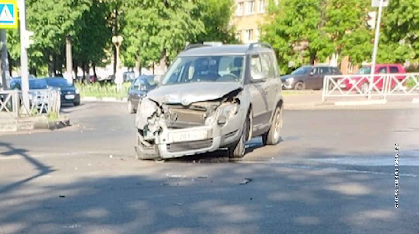 Авария сегодня утром произошла на пересечении проспекта Ленина и улицы  Советской | Первый ярославский телеканал