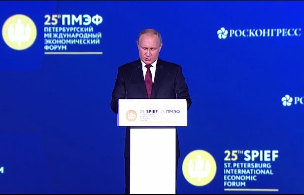 Владимир Путин принял участие в экономическом форуме, который проходит в Санкт-Петербурге