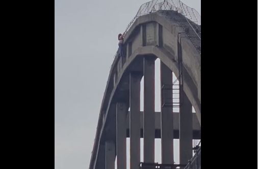 В Рыбинске спасатели помогли девушке, свисающей с моста