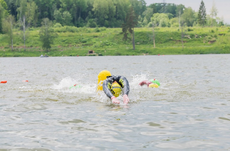 В Брейтовском районе открылись соревнования по плаванию на открытой воде «Ветрено – 2022»