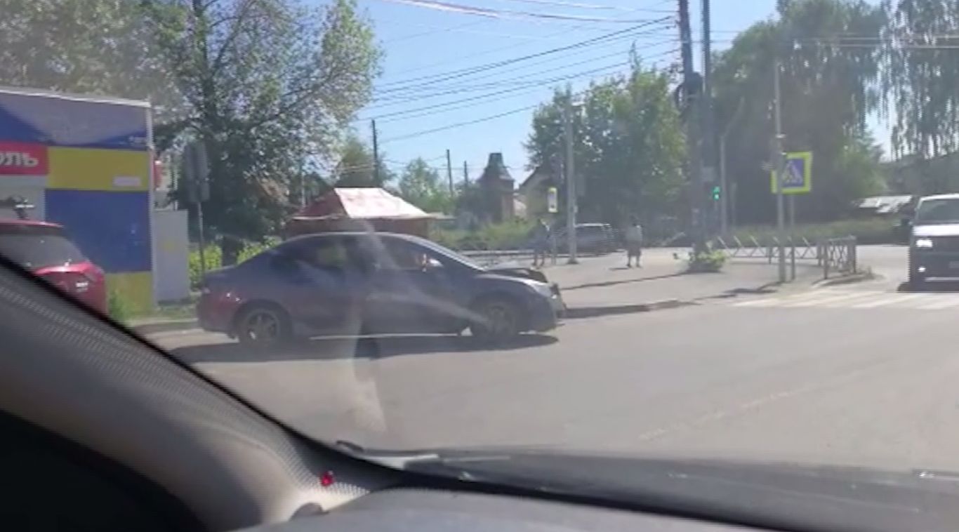 На улице Мельничной в Ярославле сразу два происшествия с участием автомобилей