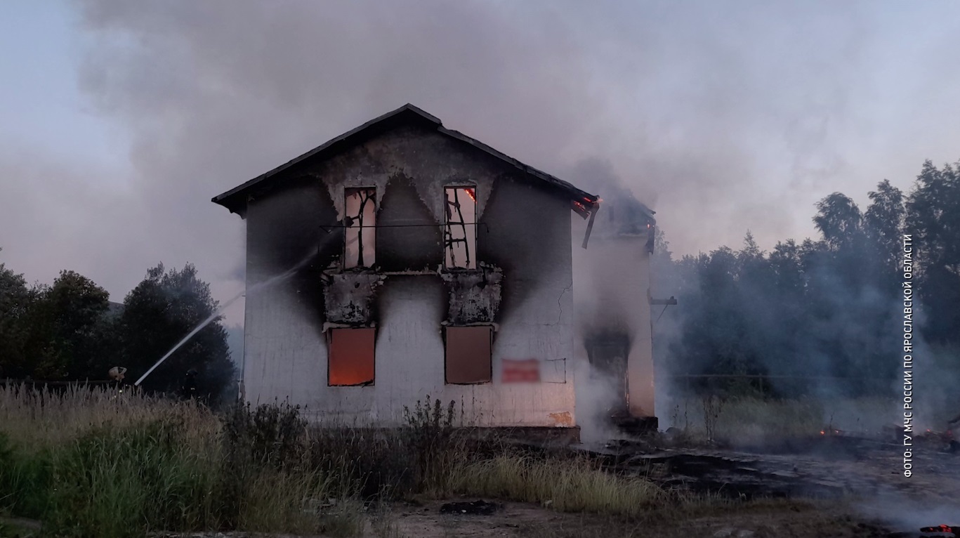 Языки пламени из окон: в Ярославском районе загорелся дачный дом